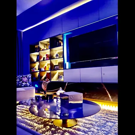 Luxury Flat With Private Rooftop - 18 Apartment
