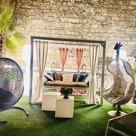 Luxury Flat With Private Rooftop - 18 *