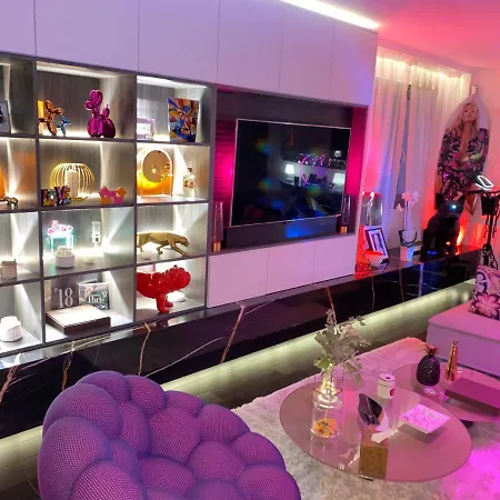 Luxury Flat With Private Rooftop - 18 *