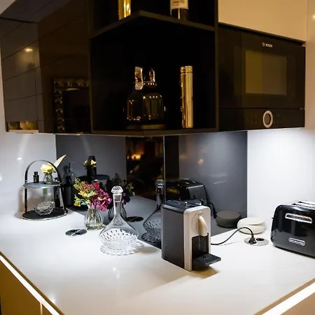 Luxury Flat With Private Rooftop - 18